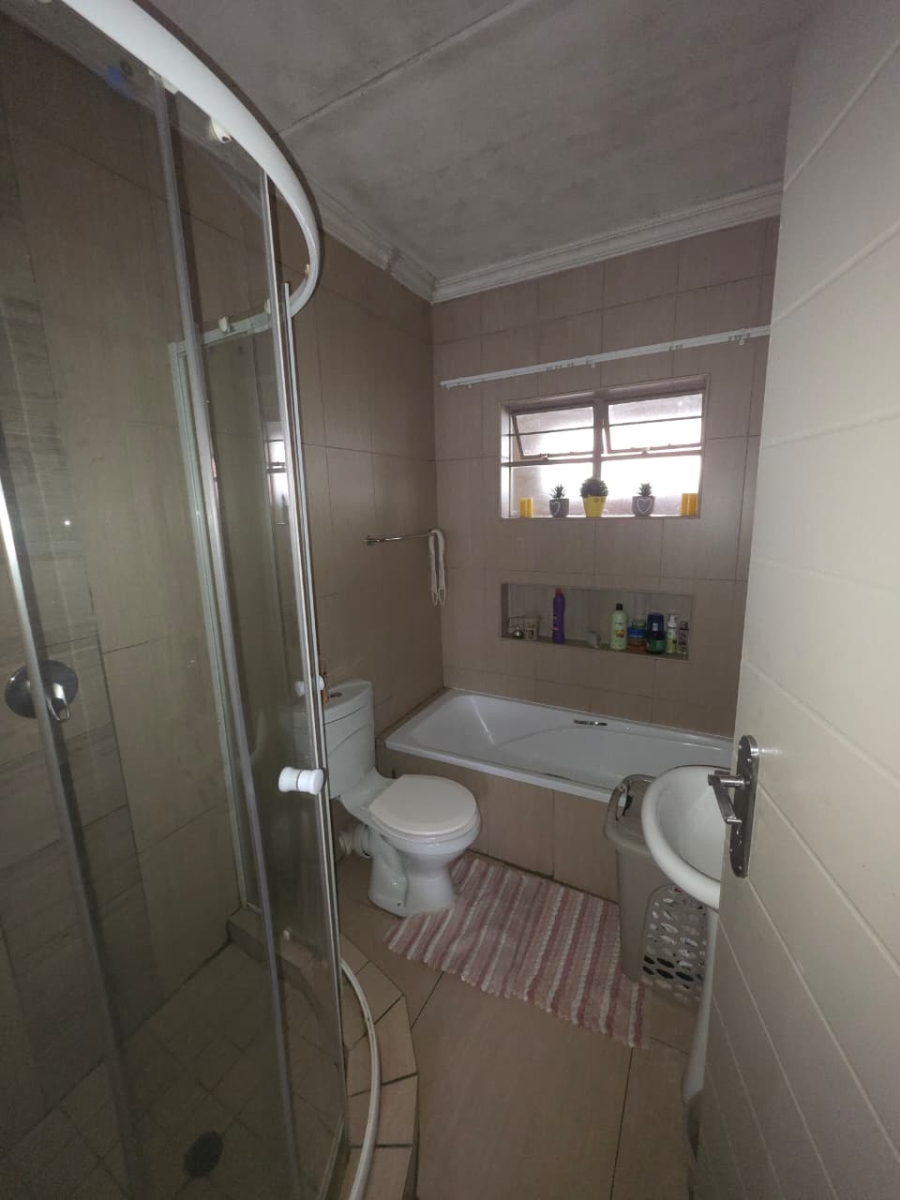 To Let 2 Bedroom Property for Rent in Moregloed Gauteng
