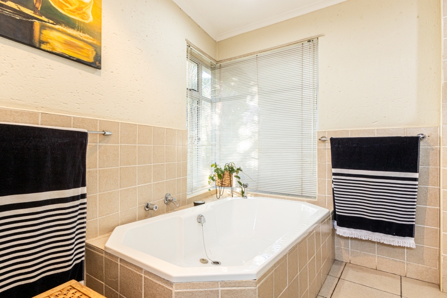 To Let 4 Bedroom Property for Rent in Silver Lakes Golf Estate Gauteng