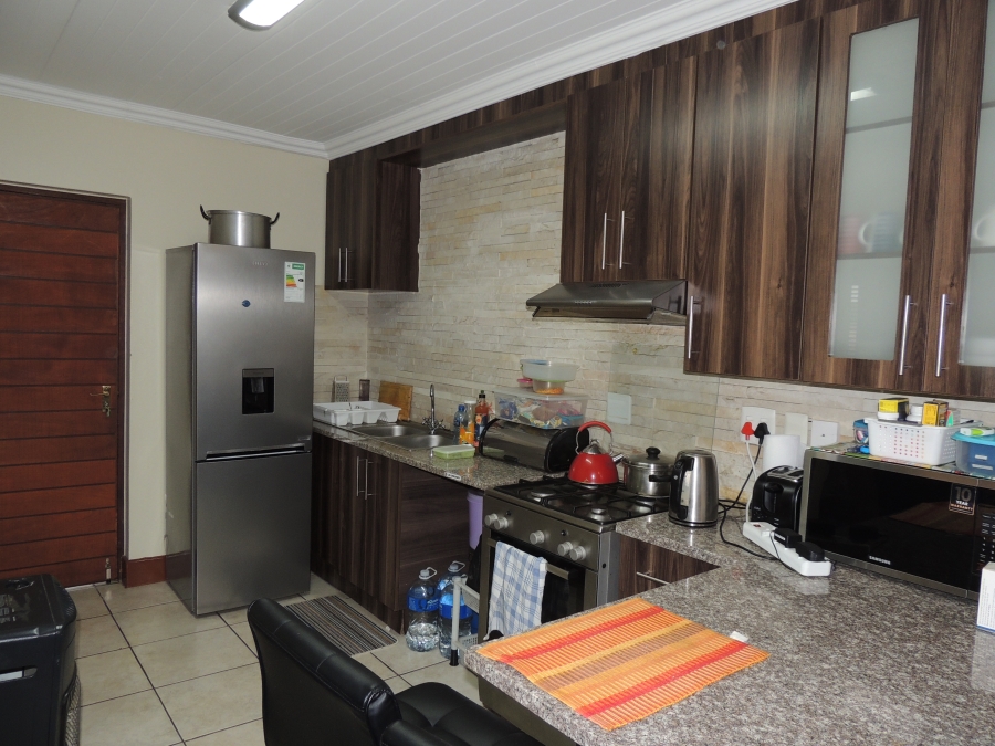 To Let 2 Bedroom Property for Rent in Waverley Gauteng