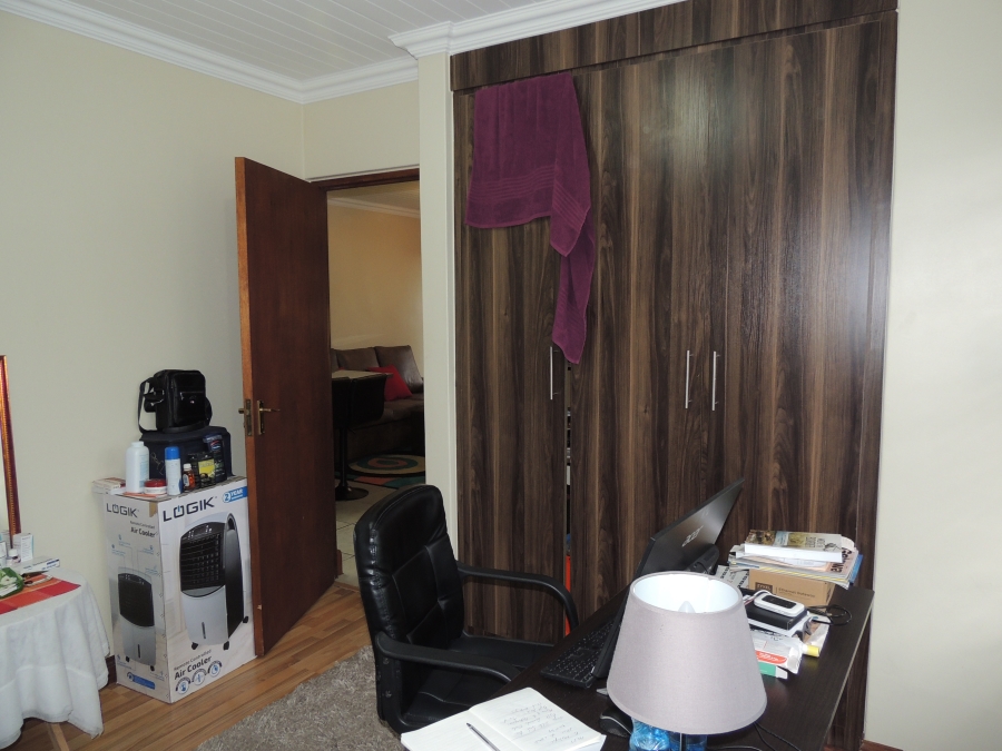 To Let 2 Bedroom Property for Rent in Waverley Gauteng