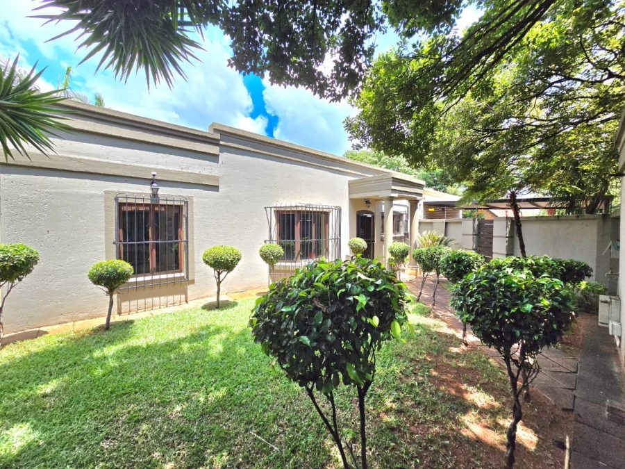 7 Bedroom Property for Sale in Waverley Gauteng