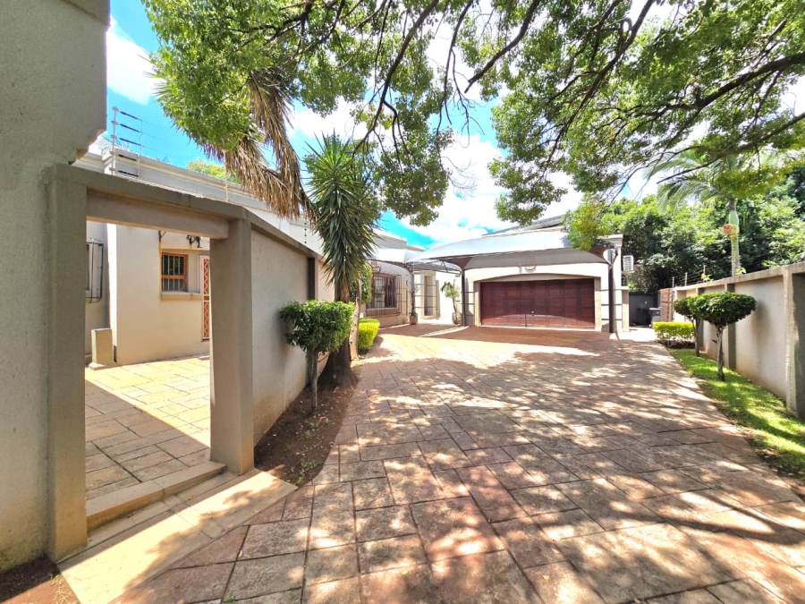 7 Bedroom Property for Sale in Waverley Gauteng