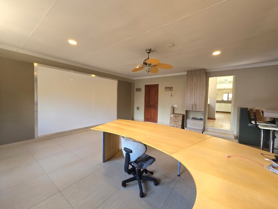 7 Bedroom Property for Sale in Waverley Gauteng