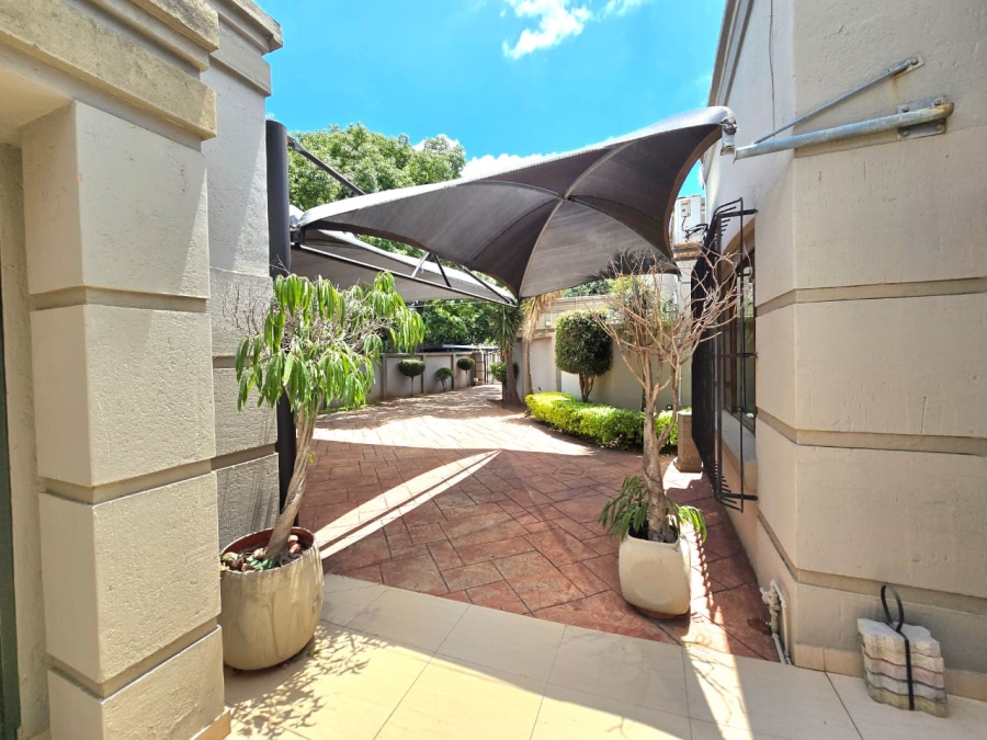 7 Bedroom Property for Sale in Waverley Gauteng