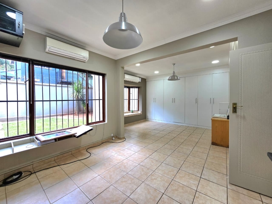 7 Bedroom Property for Sale in Waverley Gauteng
