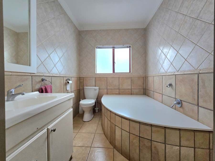 7 Bedroom Property for Sale in Waverley Gauteng