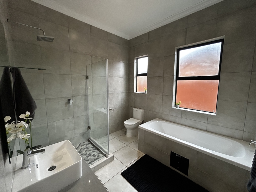 3 Bedroom Property for Sale in Six Fountains Estate Gauteng