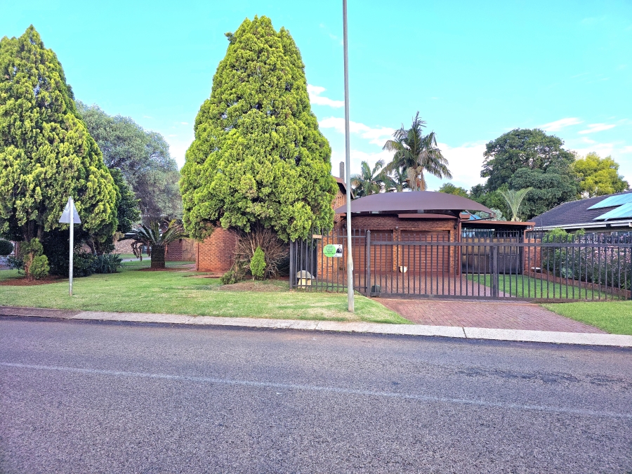 3 Bedroom Property for Sale in Dorandia Gauteng