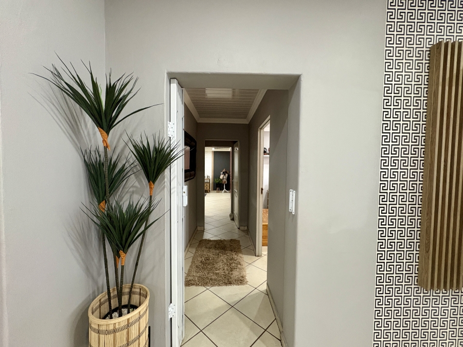 5 Bedroom Property for Sale in Annlin Gauteng