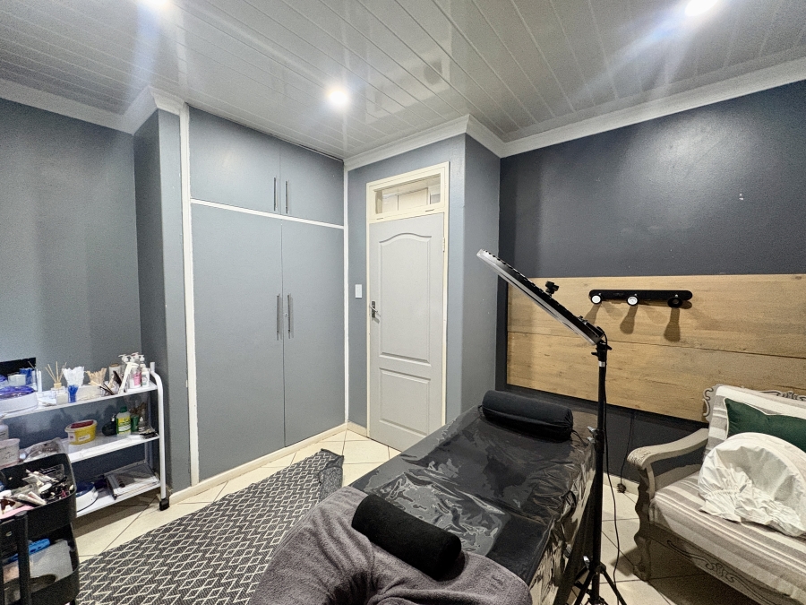 5 Bedroom Property for Sale in Annlin Gauteng