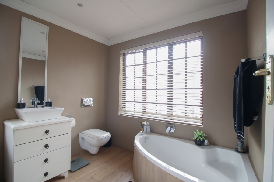 3 Bedroom Property for Sale in Faerie Glen Gauteng