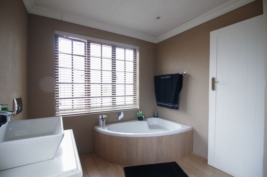 3 Bedroom Property for Sale in Faerie Glen Gauteng