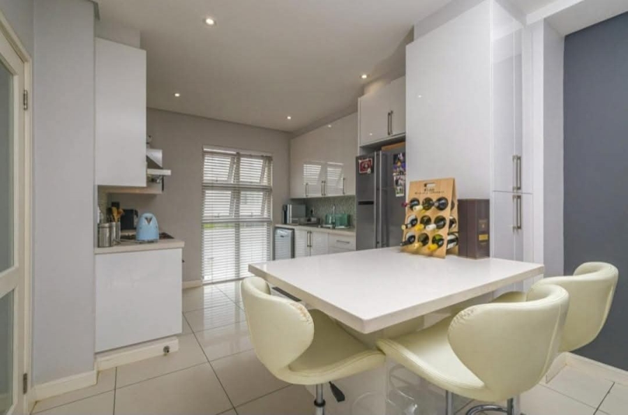 To Let 2 Bedroom Property for Rent in Bryanston Gauteng