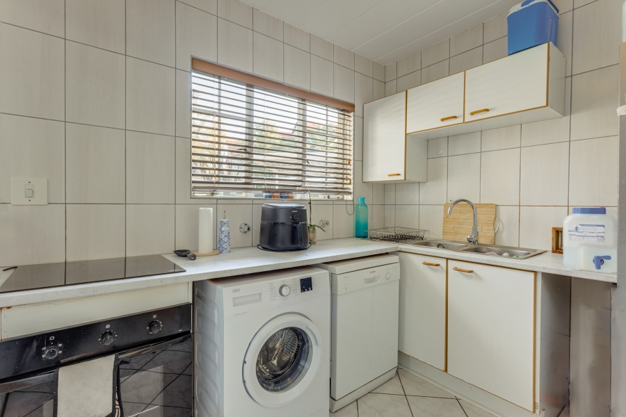 To Let 2 Bedroom Property for Rent in Paulshof Gauteng