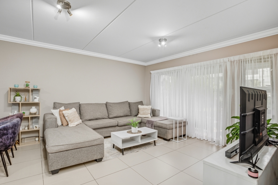 To Let 2 Bedroom Property for Rent in Broadacres Gauteng