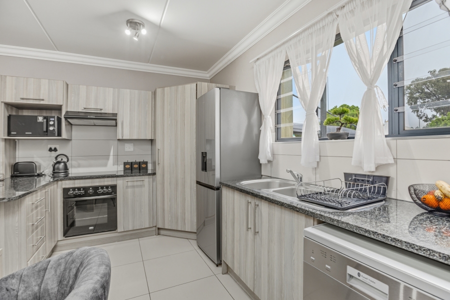 To Let 2 Bedroom Property for Rent in Broadacres Gauteng