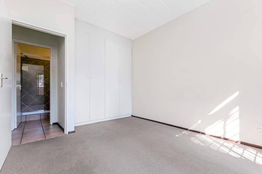 To Let 1 Bedroom Property for Rent in Douglasdale Gauteng