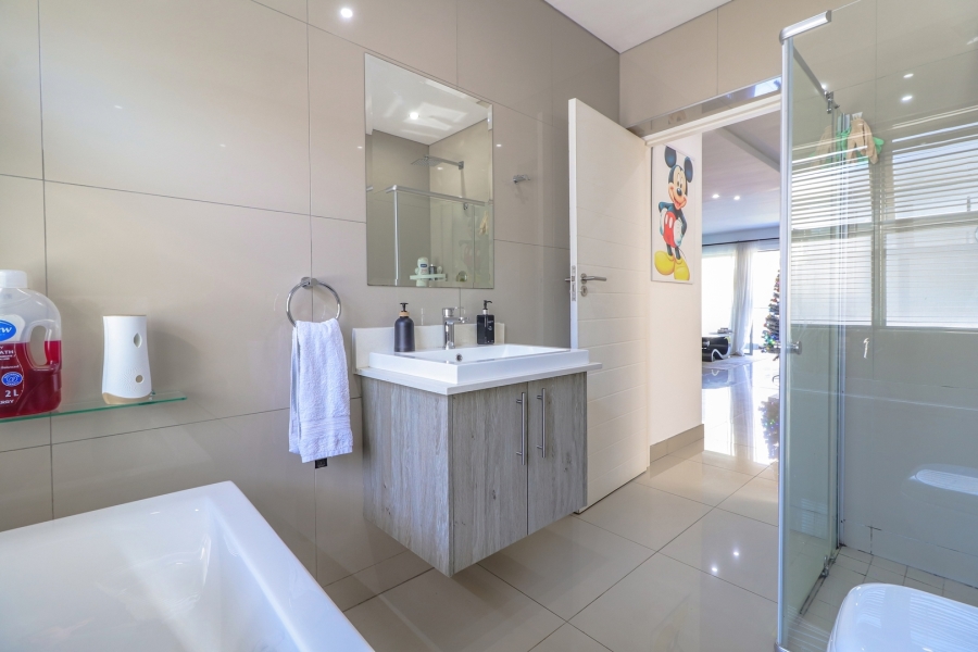 To Let 2 Bedroom Property for Rent in Broadacres Gauteng