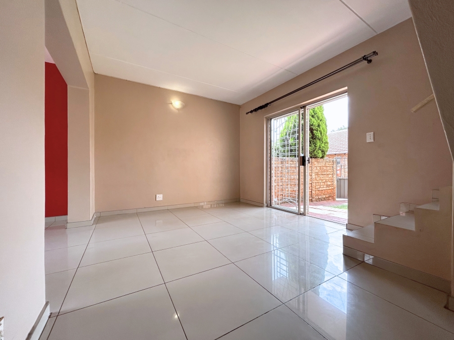 2 Bedroom Property for Sale in Die Hoewes Gauteng