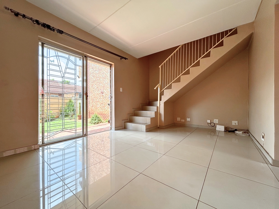 2 Bedroom Property for Sale in Die Hoewes Gauteng