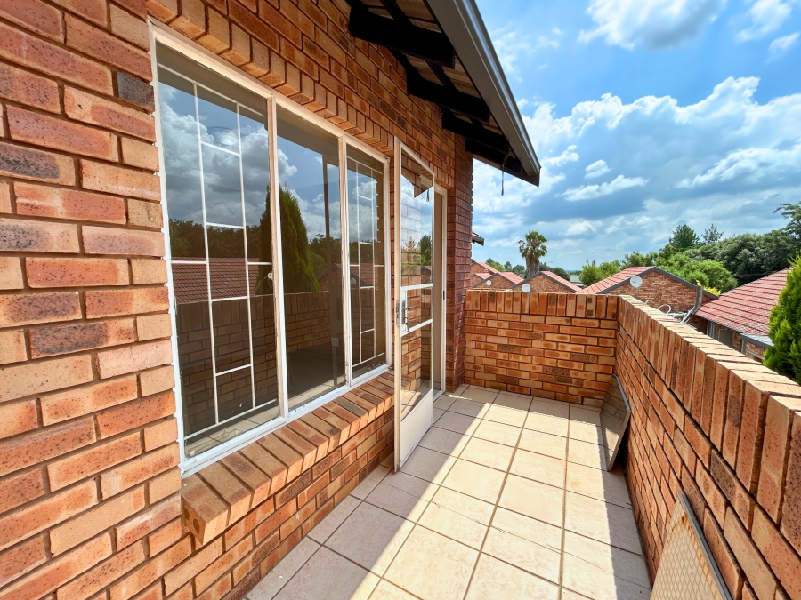 2 Bedroom Property for Sale in Die Hoewes Gauteng
