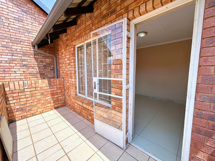 2 Bedroom Property for Sale in Die Hoewes Gauteng