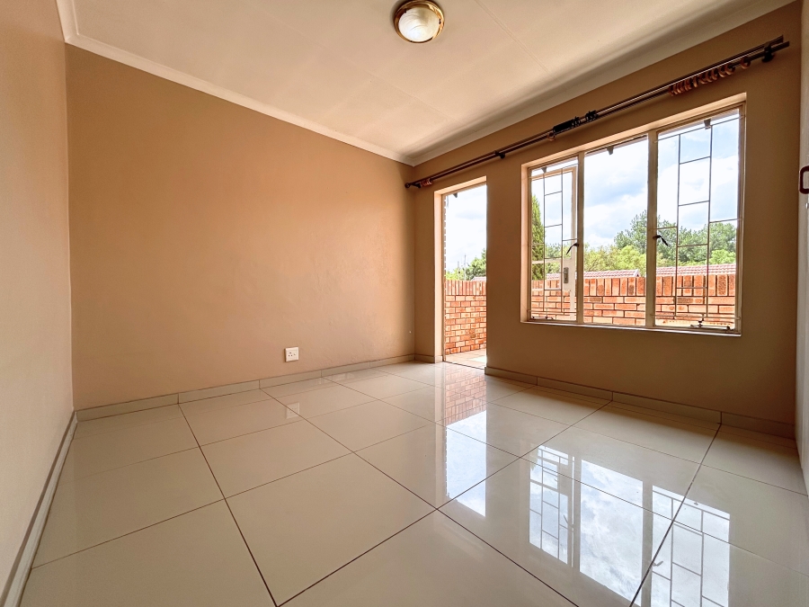 2 Bedroom Property for Sale in Die Hoewes Gauteng