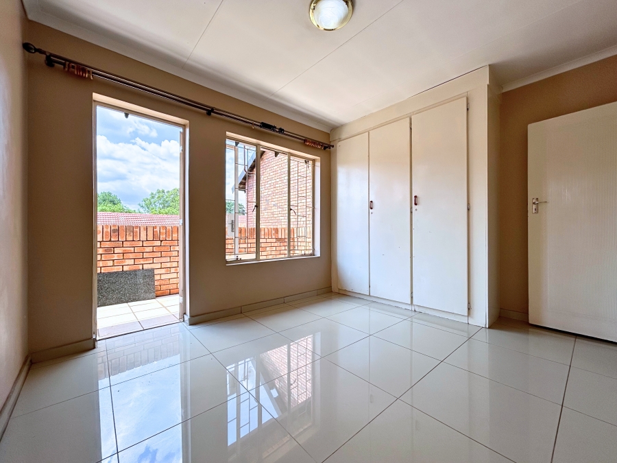 2 Bedroom Property for Sale in Die Hoewes Gauteng