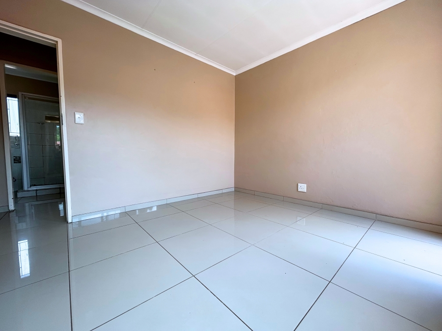 2 Bedroom Property for Sale in Die Hoewes Gauteng