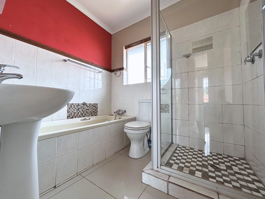 2 Bedroom Property for Sale in Die Hoewes Gauteng