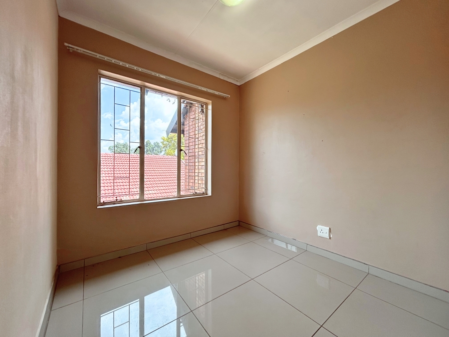 2 Bedroom Property for Sale in Die Hoewes Gauteng