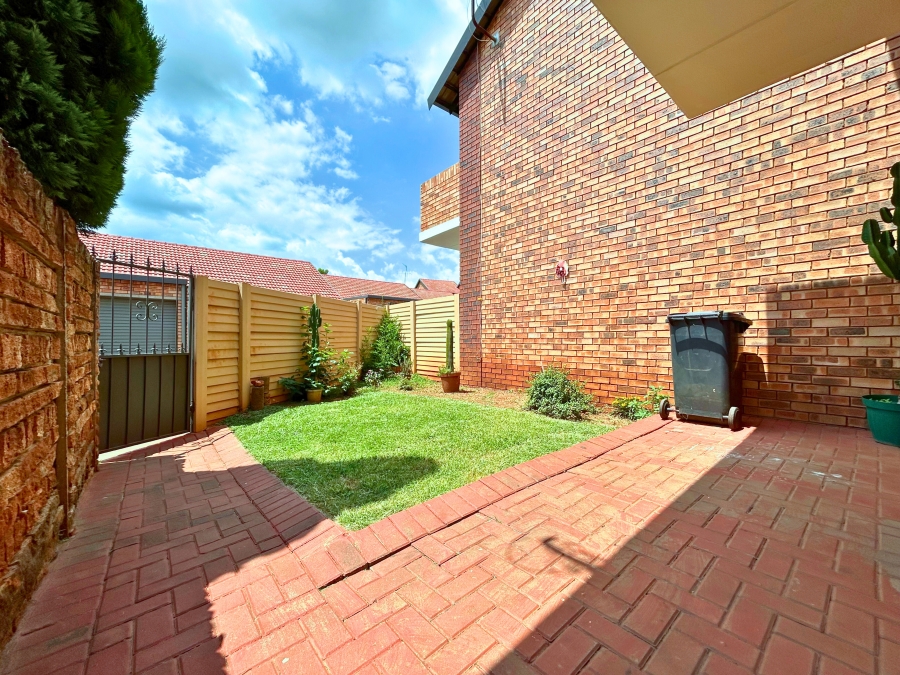 2 Bedroom Property for Sale in Die Hoewes Gauteng