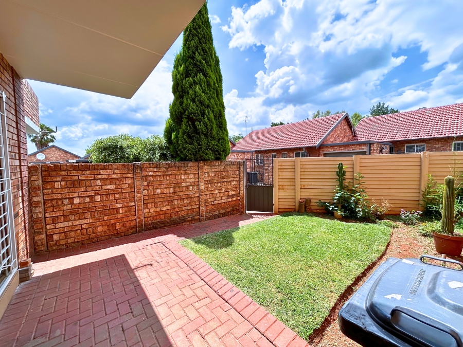 2 Bedroom Property for Sale in Die Hoewes Gauteng