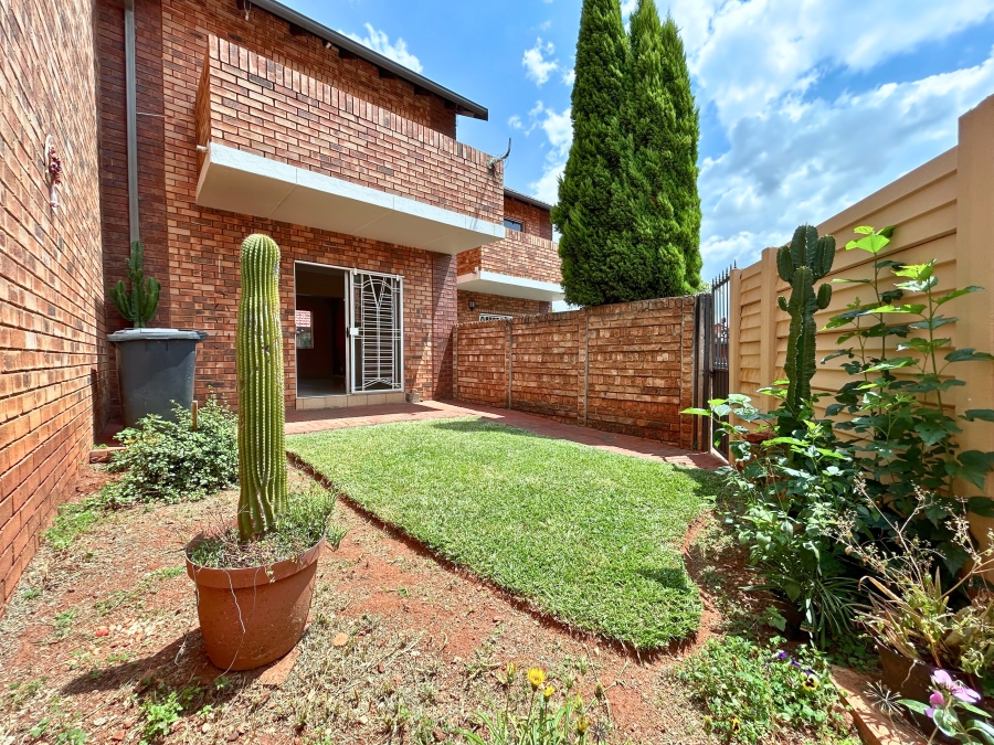 2 Bedroom Property for Sale in Die Hoewes Gauteng