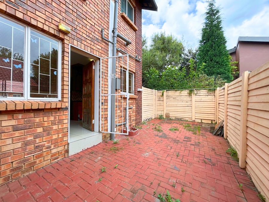 2 Bedroom Property for Sale in Die Hoewes Gauteng