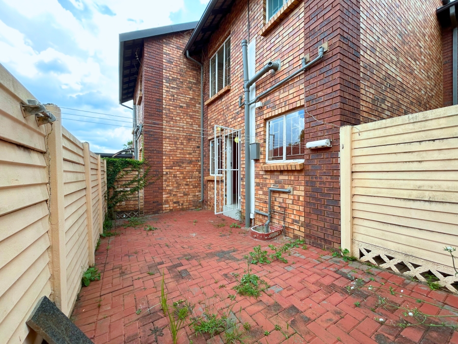 2 Bedroom Property for Sale in Die Hoewes Gauteng