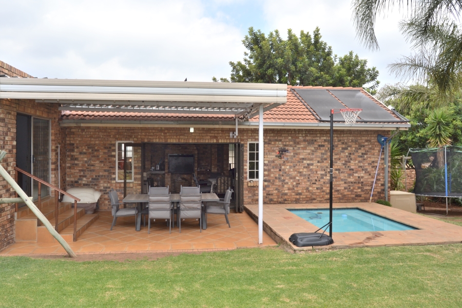 4 Bedroom Property for Sale in Thatchfield Estate Gauteng