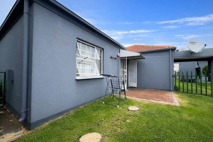 2 Bedroom Property for Sale in Linmeyer Gauteng