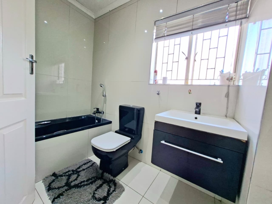 4 Bedroom Property for Sale in Gallo Manor Gauteng