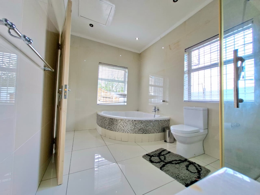 4 Bedroom Property for Sale in Gallo Manor Gauteng