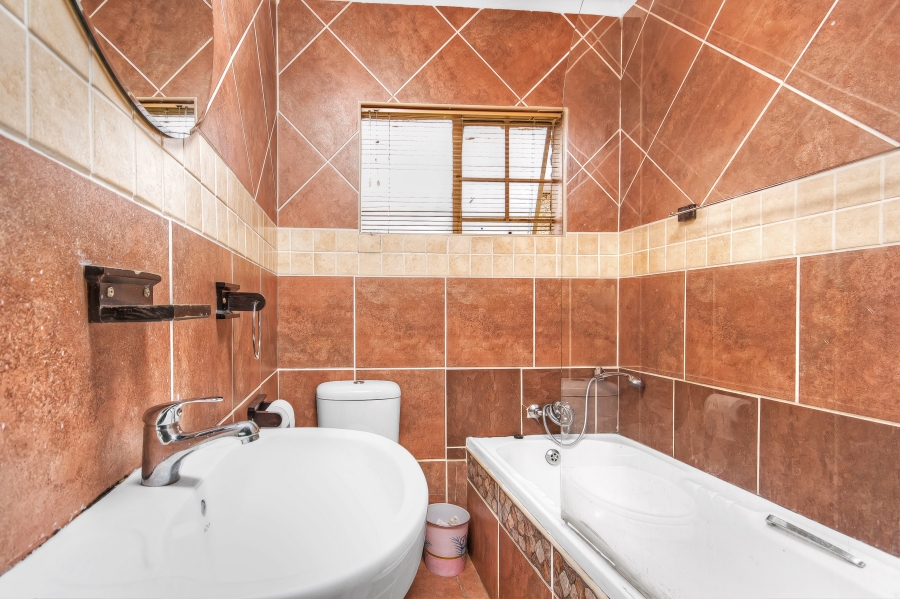 2 Bedroom Property for Sale in Noordwyk Gauteng