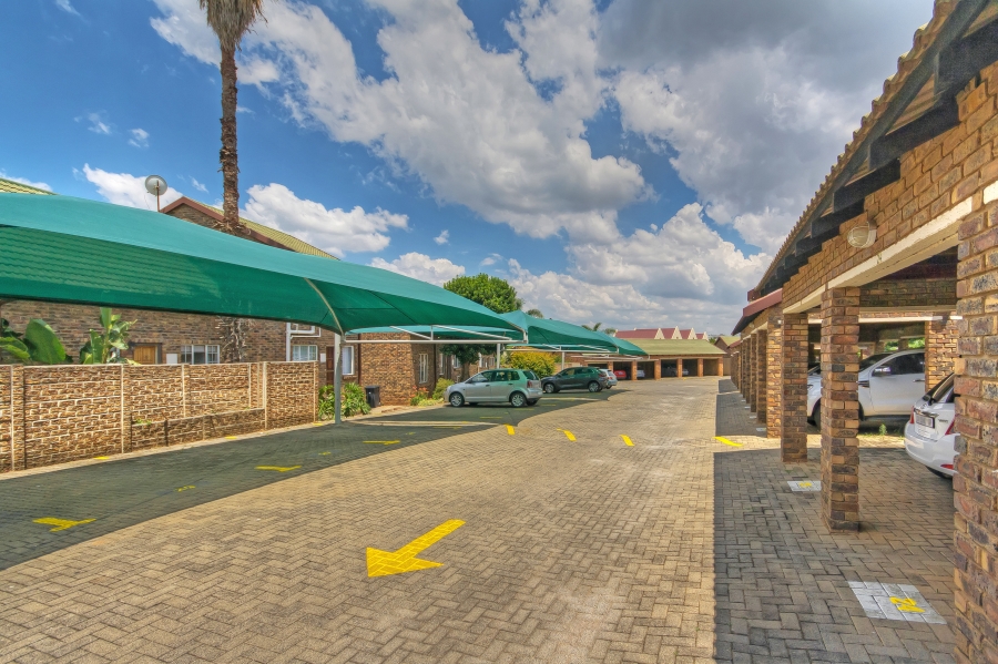 2 Bedroom Property for Sale in Noordwyk Gauteng
