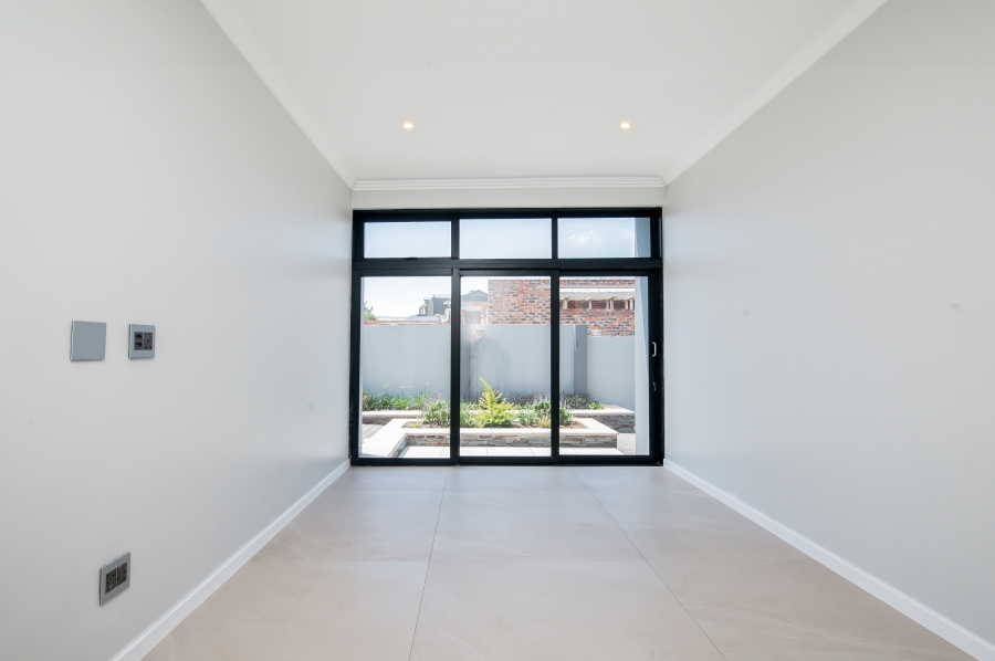 To Let 6 Bedroom Property for Rent in Waterfall Country Estate Gauteng