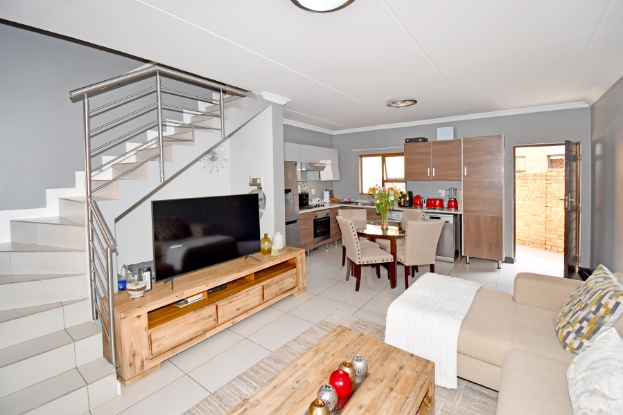 2 Bedroom Property for Sale in Rooihuiskraal North Gauteng