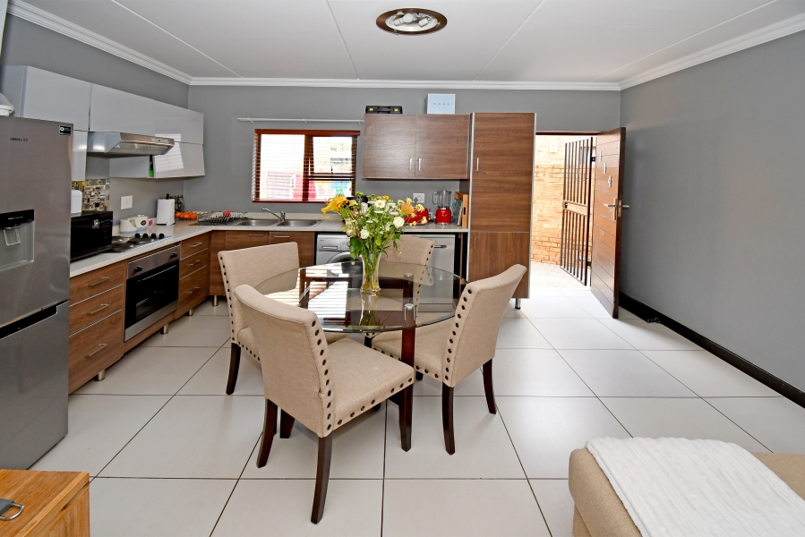 2 Bedroom Property for Sale in Rooihuiskraal North Gauteng