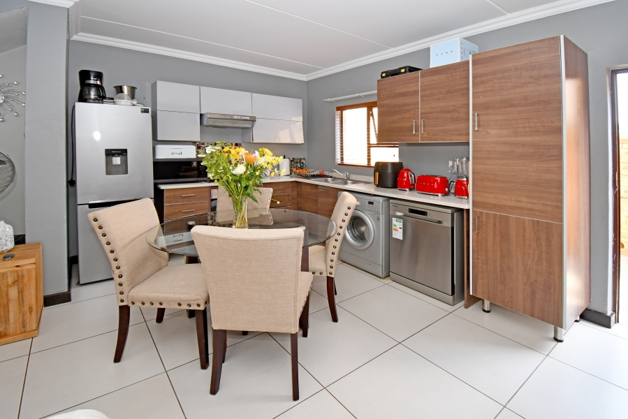 2 Bedroom Property for Sale in Rooihuiskraal North Gauteng