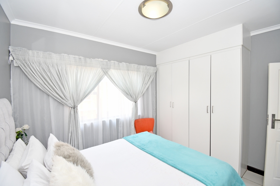 2 Bedroom Property for Sale in Rooihuiskraal North Gauteng