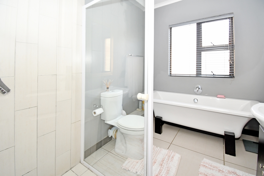 2 Bedroom Property for Sale in Rooihuiskraal North Gauteng