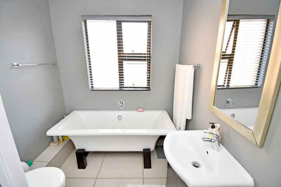 2 Bedroom Property for Sale in Rooihuiskraal North Gauteng