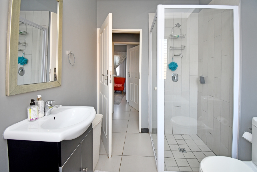 2 Bedroom Property for Sale in Rooihuiskraal North Gauteng